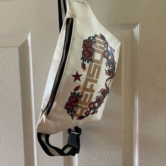 Reason beige Fanny belt with red and green roses adjustable belt front z… - Picture 4 of 9